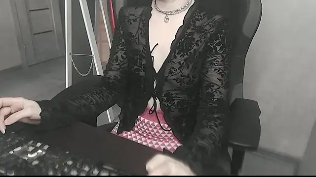 cute elfy  online show from 04/12/26, 09:03