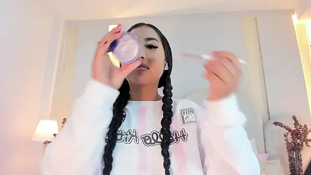 Snapshot of SalomeeBell chatting on 10/08/25, 08:50 SalomeeBell online show from 10/08/25, 08:50