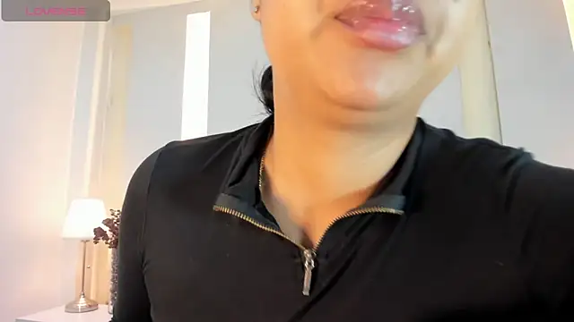 Snapshot of SalomeeBell chatting on 10/27/25, 08:13 SalomeeBell online show from 10/27/25, 08:13