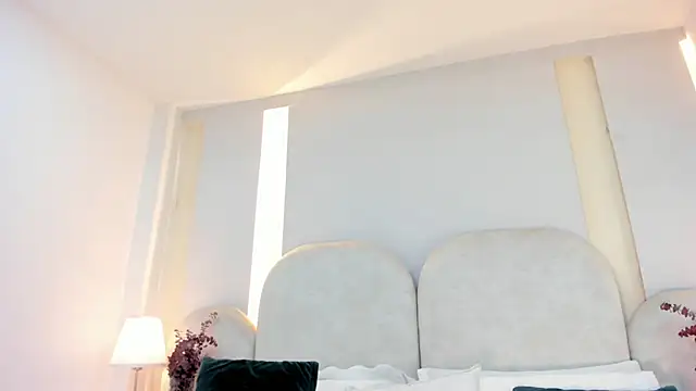 Snapshot of SalomeeBell chatting on 11/12/25, 08:19 SalomeeBell online show from 11/12/25, 08:19