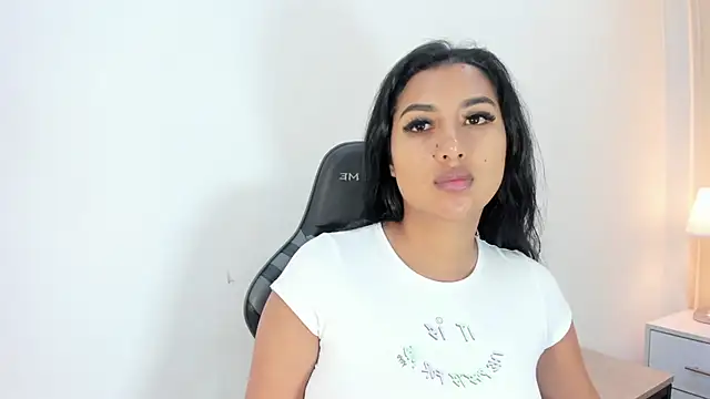 Snapshot of SalomeeBell chatting on 12/15/25, 09:19 SalomeeBell online show from 12/15/25, 09:19