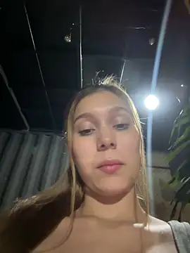Snapshot of Nikii__ chatting on 04/25/26, 12:13 Nikii online show from 04/25/26, 12:13