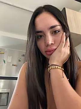 Snapshot of MaddyMay_ chatting on 12/21/25, 06:15 MaddyMay online show from 12/21/25, 06:15