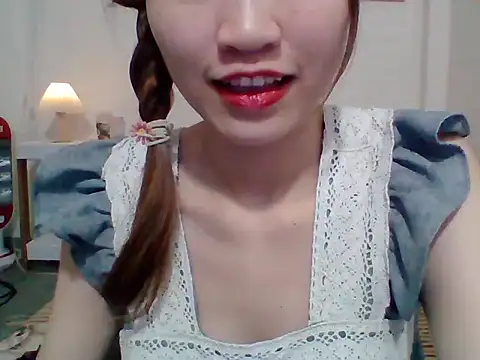 Snapshot of __Donna__ chatting on 10/13/25, 02:28 Donna online show from 10/13/25, 02:28