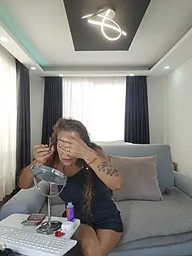 Snapshot of evasweett__ chatting on 06/22/26, 02:47 evasweett online show from 06/22/26, 02:47