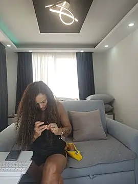Snapshot of evasweett__ chatting on 07/16/26, 06:25 evasweett online show from 07/16/26, 06:25