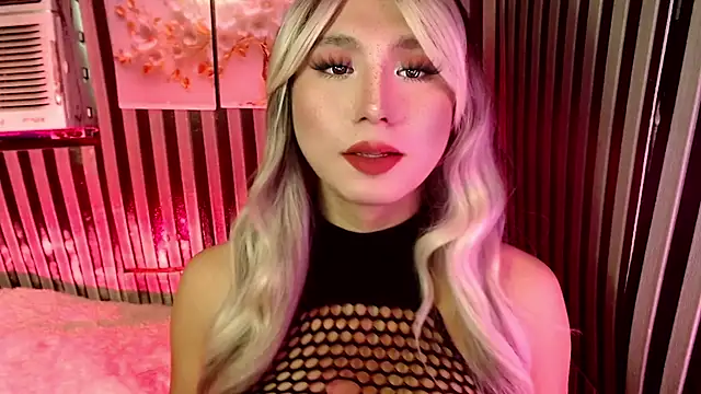 UrhotlucyTS online show from 04/30/26, 07:04
