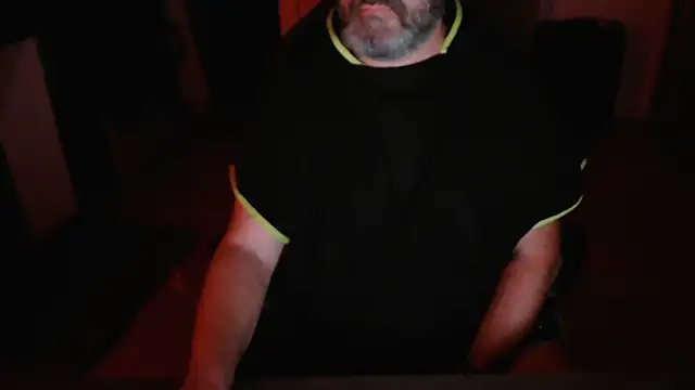 Snapshot of Hairyfred73 chatting on 10/13/25, 03:50 Hairyfred73 online show from 10/13/25, 03:50