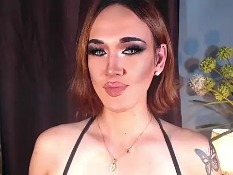 Snapshot of AleinaCroft chatting on 05/17/26, 01:29 AleinaCroft online show from 05/17/26, 01:29
