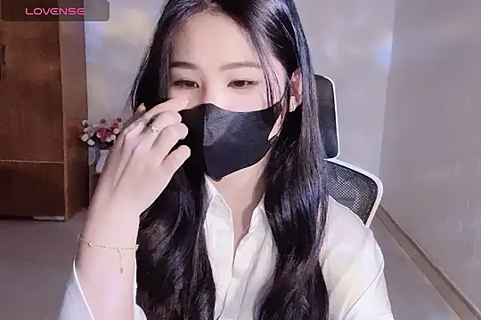 Snapshot of ___Daisy___ chatting on 12/17/25, 02:23 Daisy online show from 12/17/25, 02:23