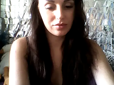 Snapshot of Qinini chatting on 09/15/25, 07:19 Qinini online show from 09/15/25, 07:19