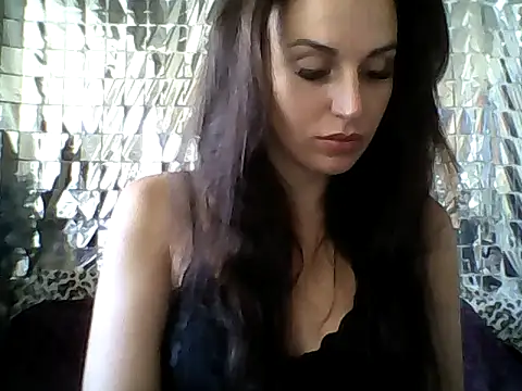 Snapshot of Qinini chatting on 09/22/25, 06:15 Qinini online show from 09/22/25, 06:15