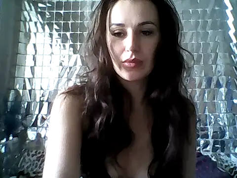 Snapshot of Qinini chatting on 10/13/25, 10:04 Qinini online show from 10/13/25, 10:04