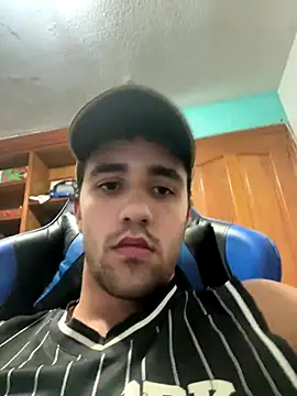 Snapshot of aavrdvh33 chatting on 11/12/25, 12:22 aavrdvh33 online show from 11/12/25, 12:22