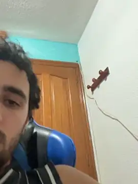 Snapshot of aavrdvh33 chatting on 11/25/25, 10:10 aavrdvh33 online show from 11/25/25, 10:10