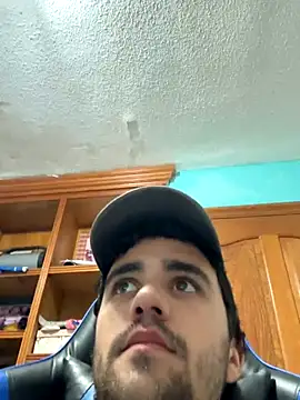 Snapshot of aavrdvh33 chatting on 12/14/25, 10:58 aavrdvh33 online show from 12/14/25, 10:58