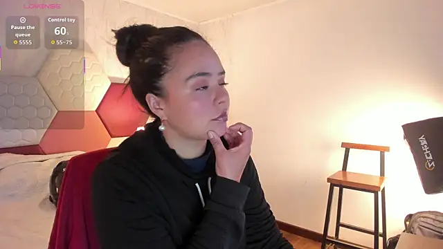 Snapshot of ArielleWilde chatting on 11/04/25, 02:43 ArielleWilde online show from 11/04/25, 02:43