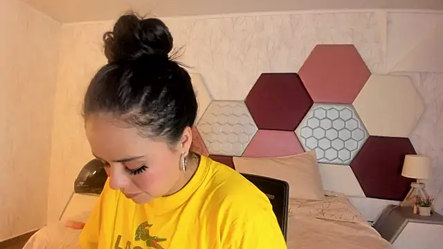 Snapshot of ArielleWilde chatting on 12/05/25, 03:48 ArielleWilde online show from 12/05/25, 03:48