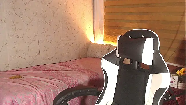 Snapshot of TssluttyNikka chatting on 12/16/25, 03:06 TssluttyNikka online show from 12/16/25, 03:06