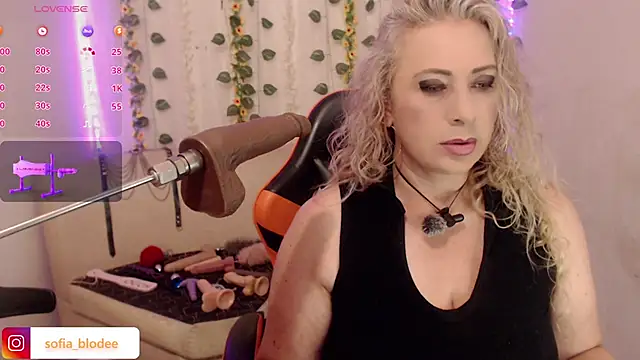 Snapshot of sofiacurvy_45 chatting on 05/20/26, 08:59 sofiacurvy 45 online show from 05/20/26, 08:59
