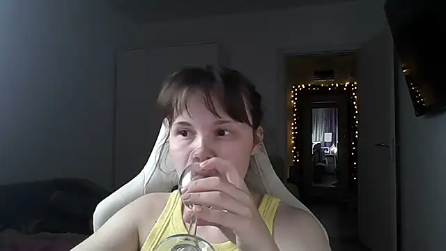 Snapshot of Qaynii chatting on 09/13/25, 08:30 Qaynii online show from 09/13/25, 08:30