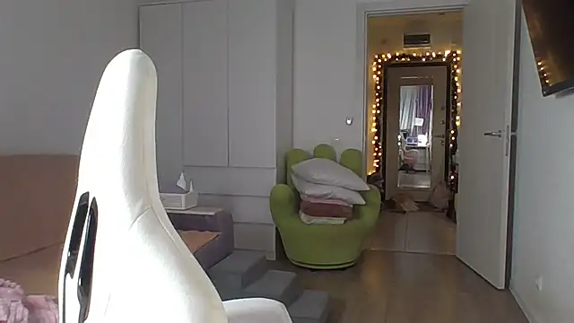 Snapshot of Qaynii chatting on 10/25/25, 04:02 Qaynii online show from 10/25/25, 04:02