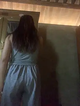 Snapshot of ThiHa003 chatting on 10/22/25, 04:35 ThiHa003 online show from 10/22/25, 04:35