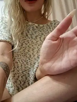 Snapshot of KateMonroe chatting on 10/13/25, 09:15 KateMonroe online show from 10/13/25, 09:15