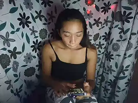 Snapshot of Virgen_christine01 chatting on 11/17/25, 06:14 Virgen christine01 online show from 11/17/25, 06:14