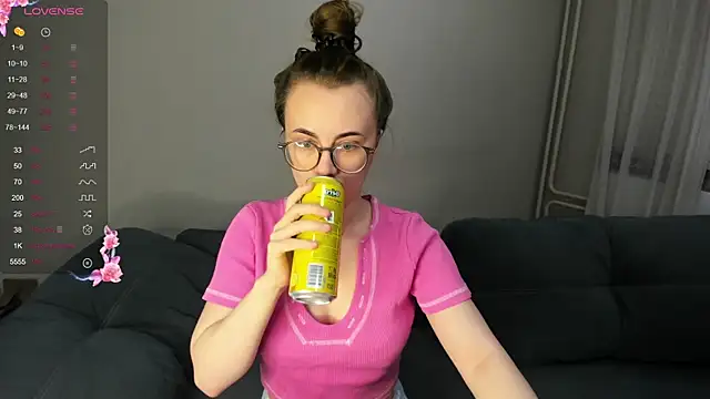 Snapshot of MewStella chatting on 12/14/25, 12:16 MewStella online show from 12/14/25, 12:16