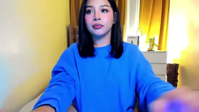 Snapshot of LauraLoove chatting on 12/03/25, 05:00 LauraLoove online show from 12/03/25, 05:00