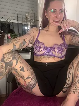 Snapshot of Dirty_Mel chatting on 11/05/25, 09:15 Dirty Mel online show from 11/05/25, 09:15