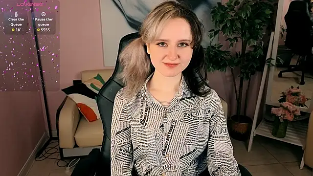 girl next doorr online show from 06/21/26, 01:13