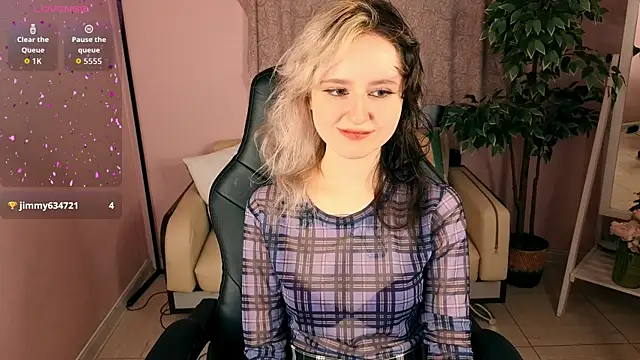 girl next doorr online show from 07/04/26, 12:55