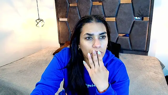 Lia Blake  online show from 04/07/26, 11:54