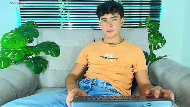 CamiiGuzmanX online show from 04/18/26, 09:37