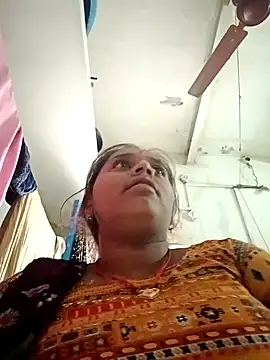 Snapshot of Hot_crety chatting on 10/31/25, 08:37 Hot crety online show from 10/31/25, 08:37