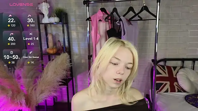 Snapshot of MillaHolt chatting on 10/22/25, 08:47 MillaHolt online show from 10/22/25, 08:47