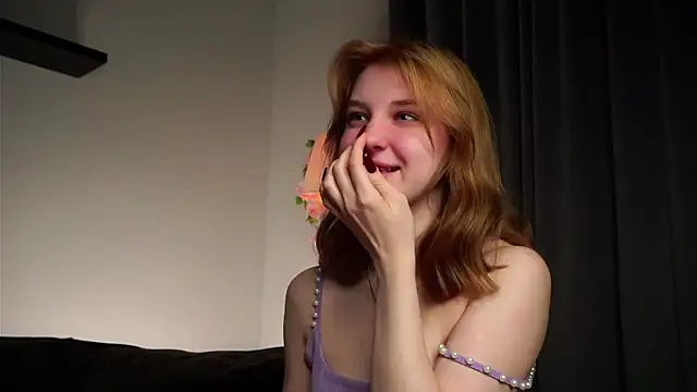 Snapshot of EasterBonney chatting on 09/24/25, 11:24 EasterBonney online show from 09/24/25, 11:24