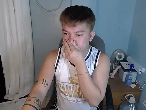 Snapshot of Fuckboii_intown chatting on 09/25/25, 07:56 Fuckboii intown online show from 09/25/25, 07:56