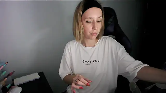 Snapshot of violetofsecret chatting on 10/17/25, 10:23 violetofsecret online show from 10/17/25, 10:23