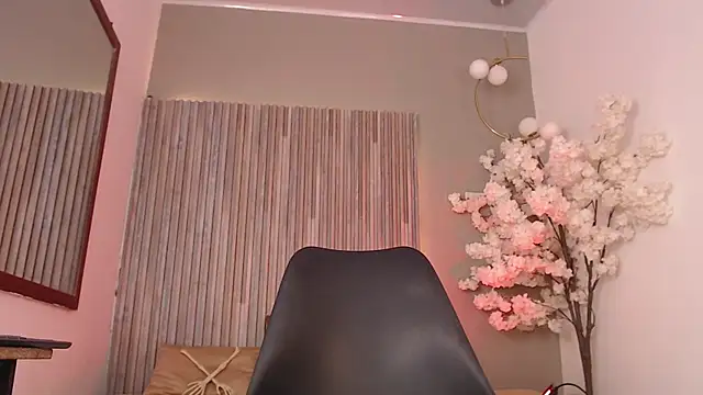 Snapshot of Michellee_20 chatting on 10/15/25, 01:44 Michellee 20 online show from 10/15/25, 01:44
