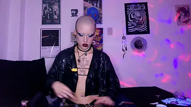 plutonbluemooon333 online show from 10/29/25, 12:02