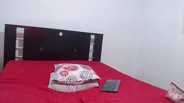 Snapshot of nathaly_jones_ chatting on 10/20/25, 12:27 nathaly jones online show from 10/20/25, 12:27