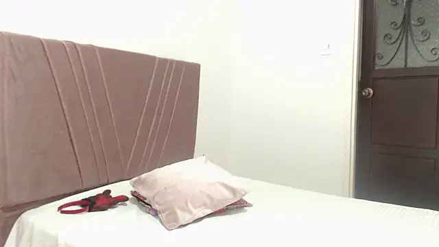 Snapshot of nathaly_jones_ chatting on 11/25/25, 12:05 nathaly jones online show from 11/25/25, 12:05