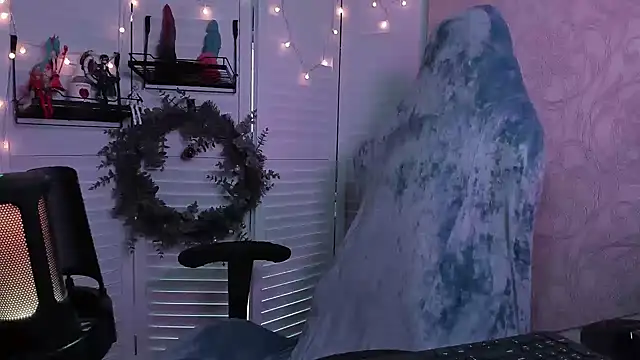 Snapshot of aestheticbeing chatting on 12/15/25, 12:09 aestheticbeing online show from 12/15/25, 12:09