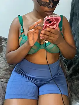 Snapshot of wellbuiltDiosa chatting on 10/08/25, 04:26 wellbuiltDiosa online show from 10/08/25, 04:26