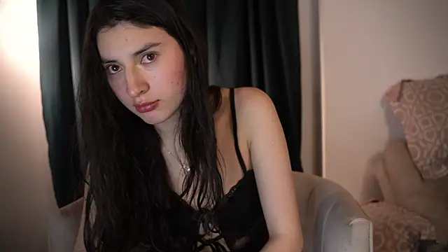 Snapshot of Auralea chatting on 07/13/26, 04:59 Auralea online show from 07/13/26, 04:59