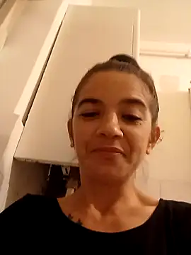 Snapshot of alinaalinutzq chatting on 11/23/25, 06:52 alinaalinutzq online show from 11/23/25, 06:52