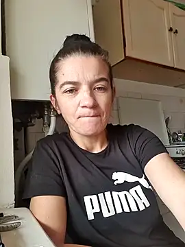 Snapshot of alinaalinutzq chatting on 12/20/25, 11:06 alinaalinutzq online show from 12/20/25, 11:06